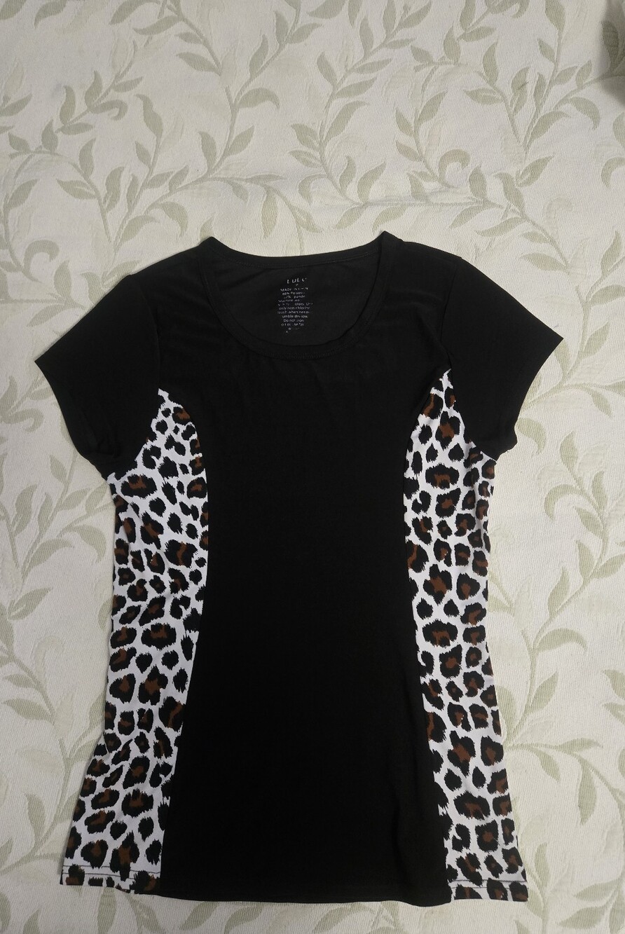 LuLu Black Athletic Tee with Leopard Side Panels Size M